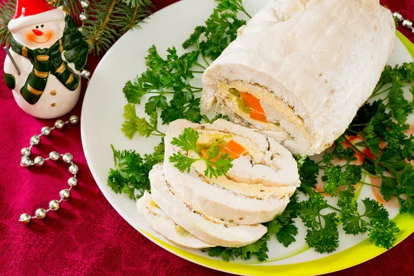 Rolo de frango com omelete e verduras em Eva de um Ano Novo — Fotografia de Stock