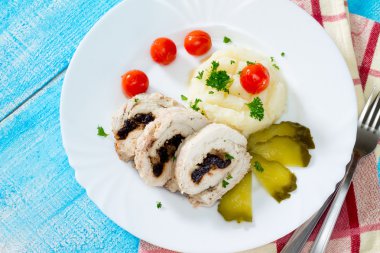 Kuru erik ve fındık ile tavuk atışında ahşap bir masa