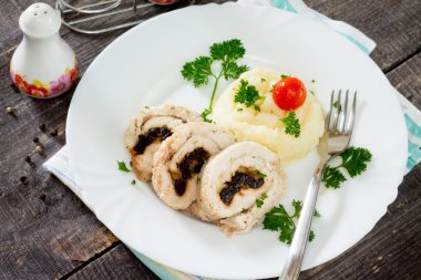 Kuru erik ve fındık ile tavuk atışında ahşap bir masa