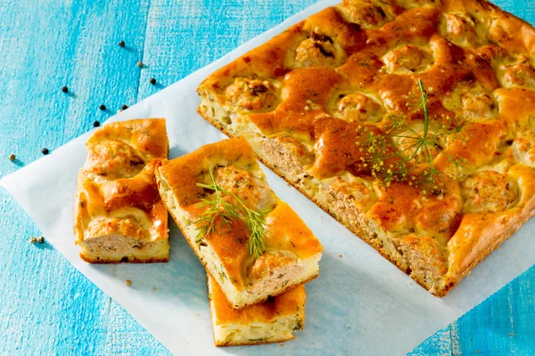 Tarta casera con bolas de pescado en una mesa de madera —  Fotos de Stock