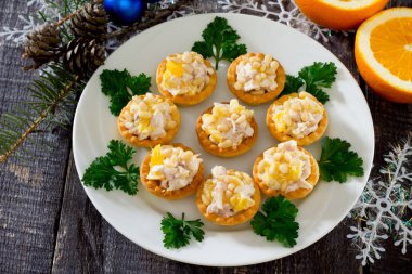 Tartlets tavuk, portakal ve çam fıstığı ile