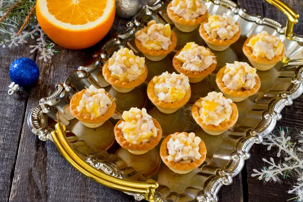 Tartelettes au poulet, orange et pignons de pin — Photo