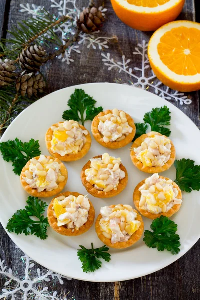 Тарталетки с курицей, апельсином и кедровыми орехами — стоковое фото