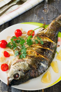 Limon koyu ahşap stili ile Fırında Balık