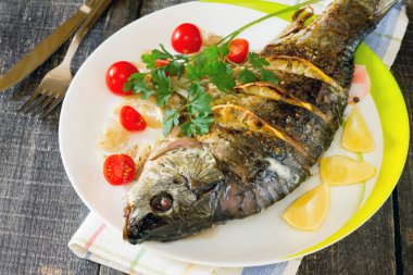 Fırında Balık (sazan) soğan ve rustik tarzda limon ile