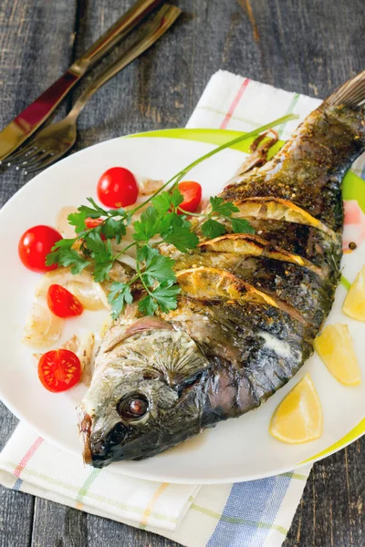 Fırında Balık (sazan) soğan ve rustik tarzda limon ile — Stok fotoğraf