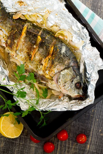 Gebackener Fisch (Karpfen) mit Zwiebeln und Zitrone im rustikalen Stil — Stockfoto