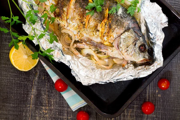 Gebackener Fisch (Karpfen) mit Zwiebeln und Zitrone im rustikalen Stil — Stockfoto