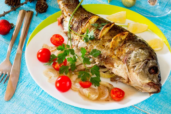 Gebackener Fisch (Karpfen) mit Zwiebeln und Zitrone in der Silvesternacht — Stockfoto