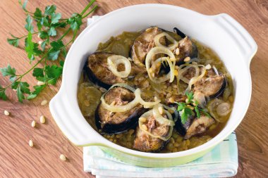 Fırında Balık (uskumru) soğan çam fıstığı ile bir yatak üzerinde