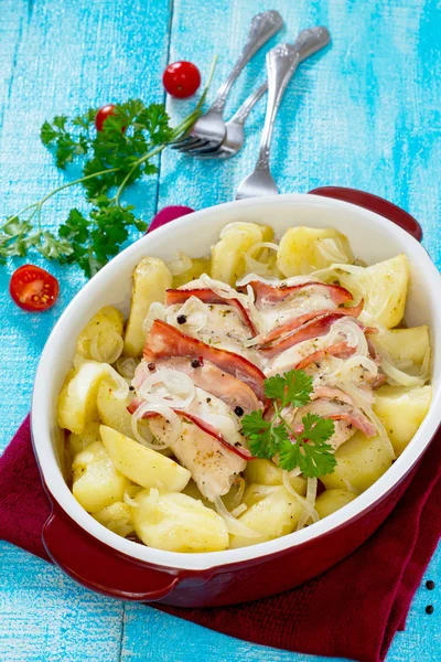 Baked potatoes with chicken and bacon in a rustic style — Stock Photo, Image