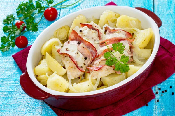 Baked potatoes with chicken and bacon in a rustic style — Stock Photo, Image