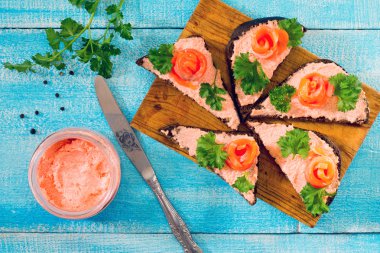 Kırmızı balık (somon) bir rustik tarzda sandviçle