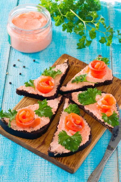 Sendviče s červeným ryb (losos) v rustikálním stylu — Stock fotografie