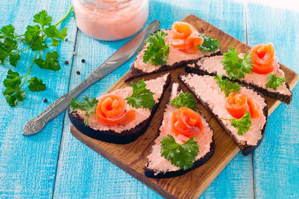 Broodjes met rode vis (zalm) in een rustieke stijl — Stockfoto