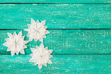 Eski ahşap arka plan üzerinde Origami kar taneleri