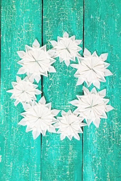 Снежинки Оригами на старом деревянном фоне — стоковое фото