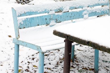 Tablolar ve ilk kar altında Bahçe Banklar