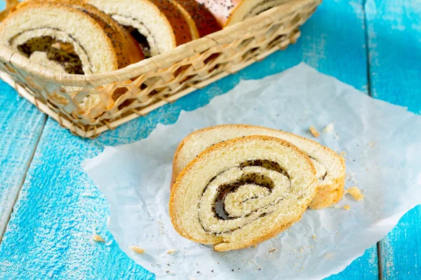 Bir kağıt üzerinde haşhaş tohumu strudel bir somun ekmek dilimi. — Stok fotoğraf