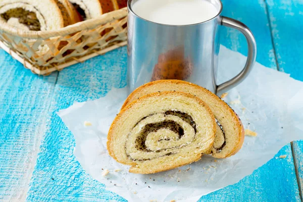 Un pain de pain frais avec des graines de pavot et une tasse de lait sur la languette — Photo