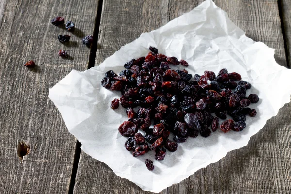 Uvas secas sobre fondo oscuro en estilo rústico . — Foto de Stock