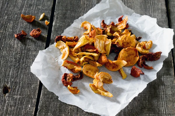 Dried apples on a dark background in a rustic style. — Stock Photo, Image