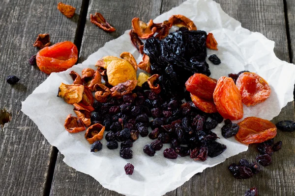 Various dried fruits: apricots, raisins, prunes, dried apples an — Stock Photo, Image