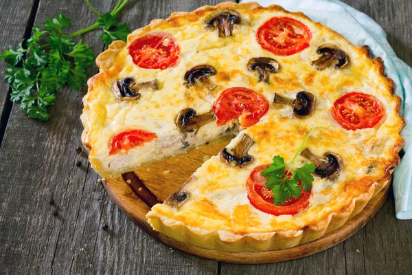 Pie with chicken, mushrooms and egg filling — Stock Photo, Image