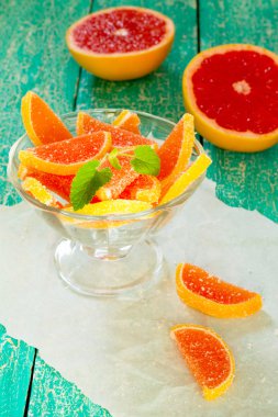 Marmelat greyfurt dilim ahşap bir masa üzerinde