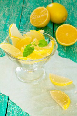 Ahşap bir masa marmelat limon dilimleri