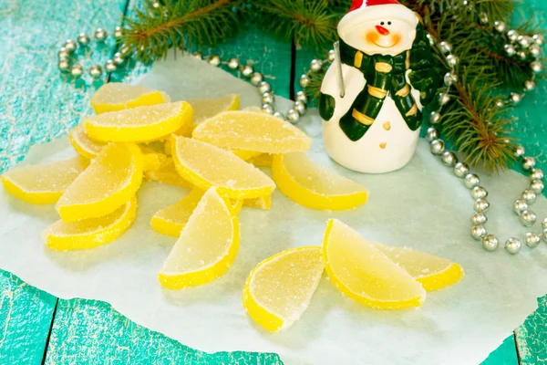 Лимонные ломтики мармелада в канун Нового года — стоковое фото