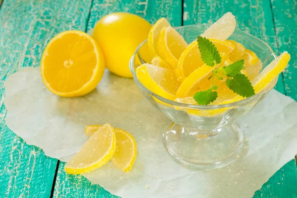 Fette di limone di marmellata su un tavolo di legno — Foto Stock