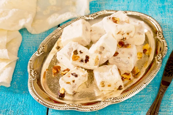 Doces orientais tradicionais - nougat com nozes em uma bandeja metálica , — Fotografia de Stock