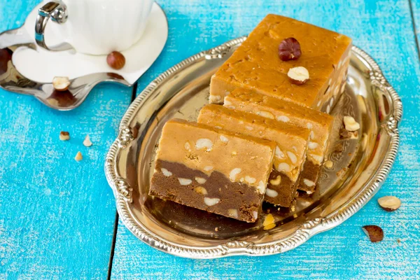 Dulces orientales tradicionales - sherbet chocolate con avellanas —  Fotos de Stock