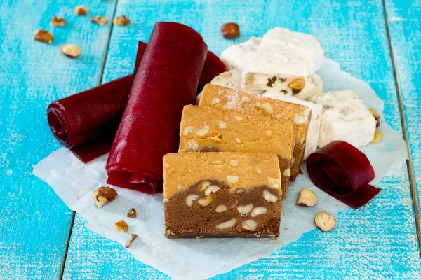 Dulces orientales tradicionales - sorbete de chocolate, dulces y cherr —  Fotos de Stock