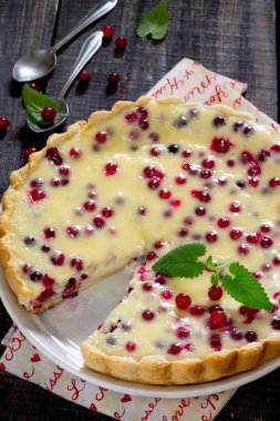 Kek, börek, kurabiye hamuru ile taze kızılcık sel, sele