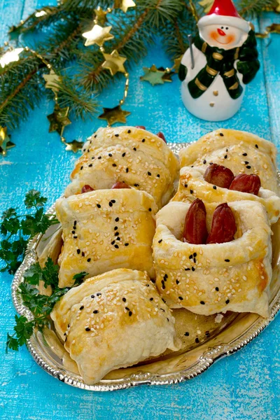 Salsicha na massa com queijo em Eva de um Ano Novo — Fotografia de Stock