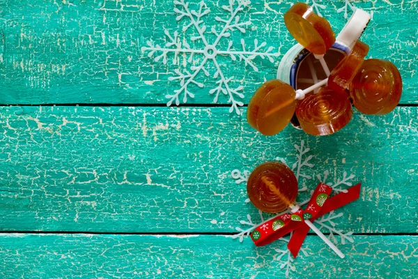 Bonbon-Lutscher auf einer Stockkugel, weihnachtlicher Hintergrund — Stockfoto