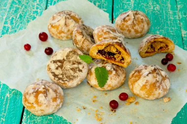 Gingerbreads bal berry bir ahşap arka plan üzerinde doldurma