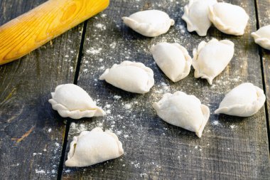 Çiğ köfte patates ve soğan koyu ahşap tablo