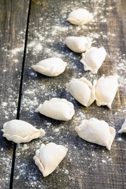 Çiğ köfte patates ve soğan koyu ahşap tablo