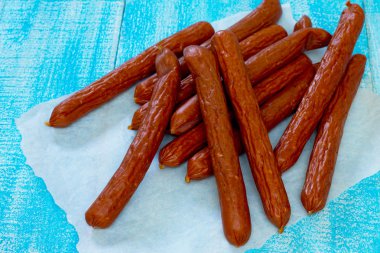 Ahşap arka plan üzerinde ham avcılık sosis