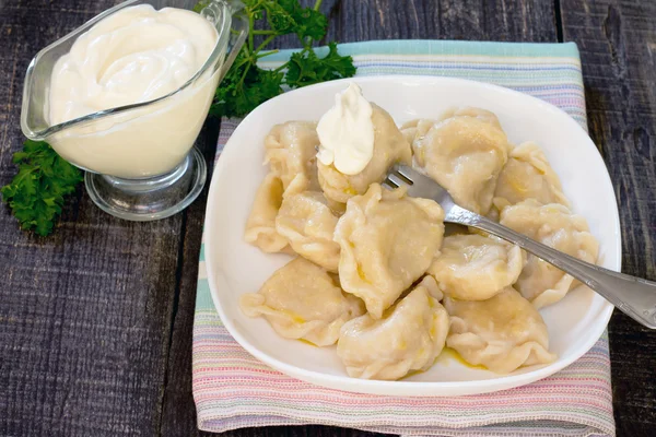 Dumplings met aardappel in rustieke stijl, selectieve aandacht. — Stockfoto