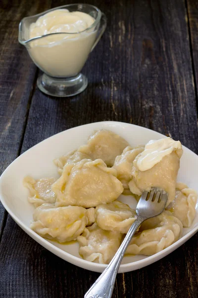 Dumplings con patata en estilo rústico, enfoque selectivo . — Foto de Stock