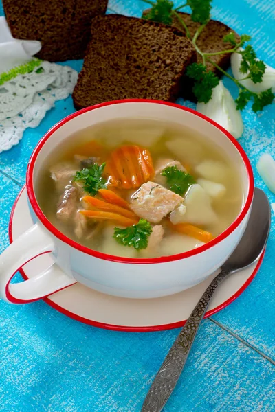 Oor vissoep van rode vis zalm op een houten achtergrond — Stockfoto