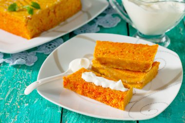 Havuç güveç tatlı mavi ahşap arka plan üzerinde