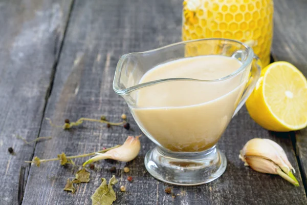 Honig-Zitronensauce zum Marinieren von Geflügel, selektiver Fokus — Stockfoto