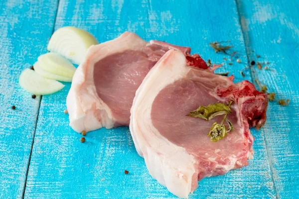 Carne cruda: carne fresca de cerdo sobre una mesa de madera —  Fotos de Stock