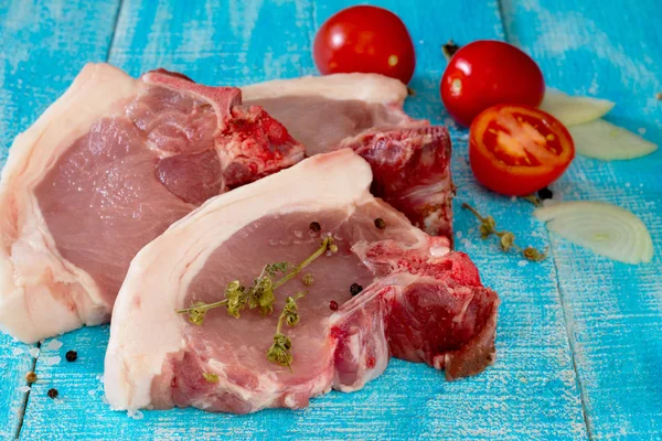 Carne cruda: carne fresca de cerdo, pollo en el hueso —  Fotos de Stock