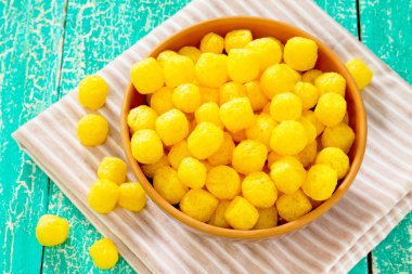 beyaz zemin üzerinde bir tabakta Mısır sticks